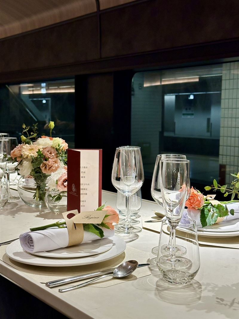 鳴日廚房「鐵道婚禮專車」由君品酒店米其林廚藝團隊設計專屬菜單，融合在地風味與世界級餐飲技藝，構築移動中的極致宴會。（圖／雲品國際提供）