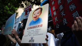 剴剴案宣判  場外民眾舉看板聲援（1）台北地方法院審理「剴剴」遭虐死案，認為劉姓姊妹以虐取樂，惡性重大，13日依成年人故意對兒童犯下妨害自由而凌虐致死等罪，判處劉彩萱無期徒刑、劉若琳18年徒刑。可上訴。圖為場外民眾高舉聲援男童剴剴的看板。中央社記者吳家昇攝  114年5月13日