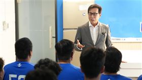 ▲富邦集團董事長蔡明忠13日到新莊棒球場勉勵悍將全體隊員。（圖／富邦悍將球團提供） 