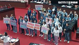 立法院今（13）日通過《核子反應器設施管制法》修正案後，國民黨團舉標語歡呼。（圖／記者盧素梅攝影)
