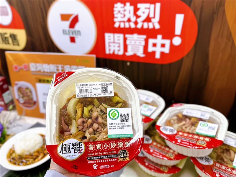 7-ELEVEN與農糧署及民間餐飲品牌深度合作,參與「第一屆臺灣燴飯王爭霸戰」活動,將創意飄香組冠軍獲獎作品,全新開發「極饗-客家小炒燴飯。(圖/品牌業者提供)