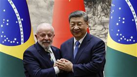 習近平（右）13日在北京人民大會堂會見巴西總統魯拉（左）。（圖／美聯社／達志影像）