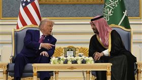 川普（左）與沙烏地阿拉伯王儲穆罕默德．沙爾曼（右）會晤。（圖／美聯社／達志影像）