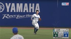 ▲陳真在比賽中出現「找不到球」的守備瑕疵。（圖／翻攝自Youtube CPBLTV）