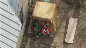 美國一對兄弟持槍跑出家中，與警察對峙。（圖／翻攝自Bernalillo County Sheriff's Office臉書）