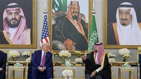 ▲川普出訪中東，首站沙烏地阿拉伯，宣布將取消對敘利亞制裁（圖／翻攝自川普Truth Social帳號）