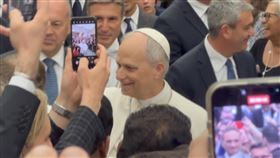 教宗接見各國媒體 強調捍衛新聞自由教宗良十四世12日上午接見中央社等來自各國採訪教宗選舉的記者，強調捍衛新聞自由，離開時受到媒體夾道熱烈歡迎。中央社記者黃雅詩梵蒂岡攝 114年5月12日