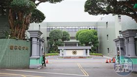 國安局組長性騷她長官挺！摟腰襲胸照升官