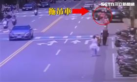 彰化女見愛車被拖車，穿越馬路狂追。（圖／翻攝畫面）