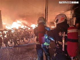新／彰鋰電池倉儲大火　緊鄰旅館住客慌逃（圖／翻攝畫面）