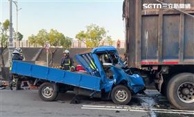 新／小貨車撞進連結車底　車頭全毀人OHCA(圖/翻攝畫面)