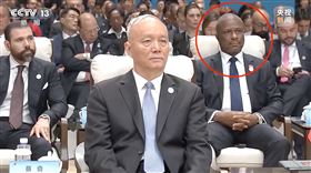 ▲我國友邦海地外交部長蔣伯狄出席「中拉論壇」，坐在中共中央政治局常委蔡奇左後方。（圖／翻攝自微博）

