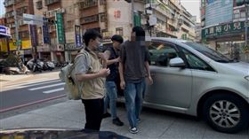 「小蝦」陳大天涉閃兵案，面對現場媒體低頭不發一語。（圖／翻攝畫面）