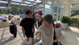 李銓穿一身全黑，沈默走進刑大。（圖／翻攝畫面）