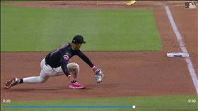 ▲球打穿三壘手手套球檔形成安打。（圖／翻攝自MLB官網）