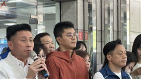 ▲國民黨台北市議會黨團14日啟動「12區車隊掃街」行動，朱立倫、戴錫欽、李孝亮現身。（圖／記者蘇晏男攝影）