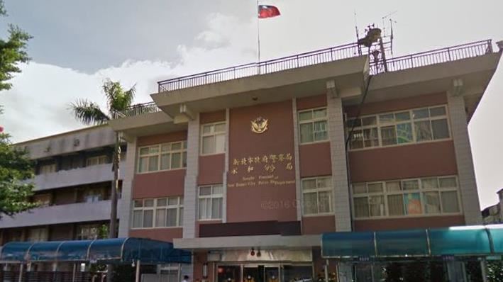 涉閃兵+1人到案！舞台劇演員遮全臉進警局