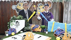 ▲教育部長鄭英耀與兆豐銀行董事長董瑞斌手持迷你棒球球具。（圖／中華迷你棒球協會提供）