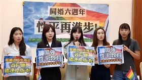 黃捷、吳沛憶偕民團開記者會，呼籲性平教育重要性，並呼籲應盡速推動人工生殖法修正（圖／黃捷國會辦公室提供）