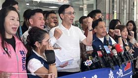 ▲國民黨台北市議會黨團14日啟動「12區車隊掃街」行動，朱立倫、戴錫欽、李孝亮現身。（圖／記者蘇晏男攝影）