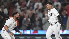 ▲巴耶茲（Javier Baez）單場雙轟包括再見全壘打。（圖／美聯社／達志影像）