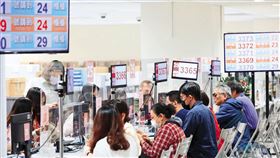 今年綜所稅申報延至6月底，若聰明搭配刷卡結帳日，有機會8月底才繳稅。鏡周刊