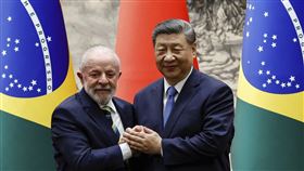 ▲巴西總統魯拉（左）近日出訪中國會面習近平（右）。（圖／美聯社／達志影像）