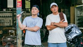 李銘順（右）和李銘忠親手打鐵。（圖／公視提供）