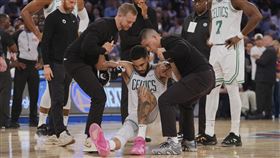 ▲塞爾提克泰坦（Jayson Tatum）G4無碰撞下倒地，隨後證實為右腳阿基里斯腱撕裂。（圖／美聯社／達志影像）