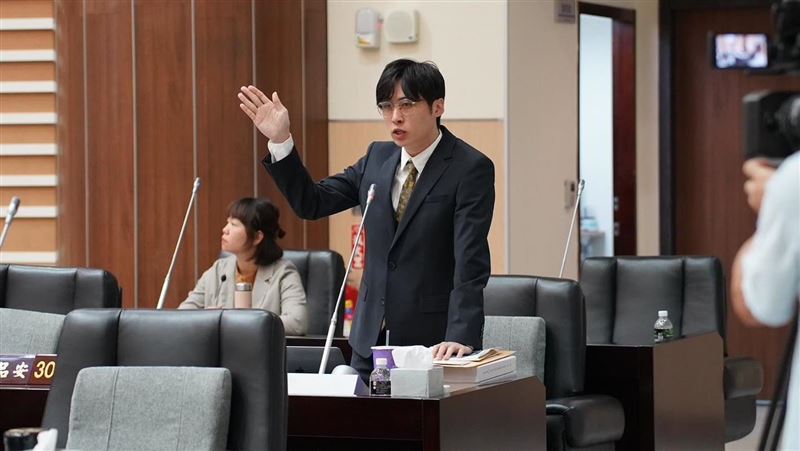 溫朗東爆料，曾玟學疑似是第一個被黃國昌集團跟拍的受害者。（圖／翻攝自曾玟學臉書）