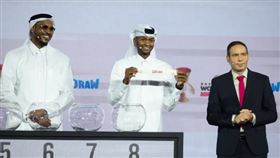 ▲FIBA國際籃總全球大使、前NBA球星「甜瓜」安東尼（Carmelo Anthony）協助抽籤。（圖／翻攝自X平台 @FIBA）