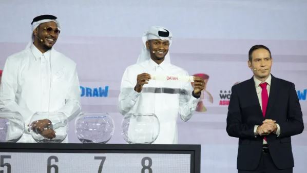 FIBA國際籃總全球大使、前NBA球星「甜瓜」安東尼（Carmelo Anthony）協助抽籤。（圖／翻攝自X平台 @FIBA）
