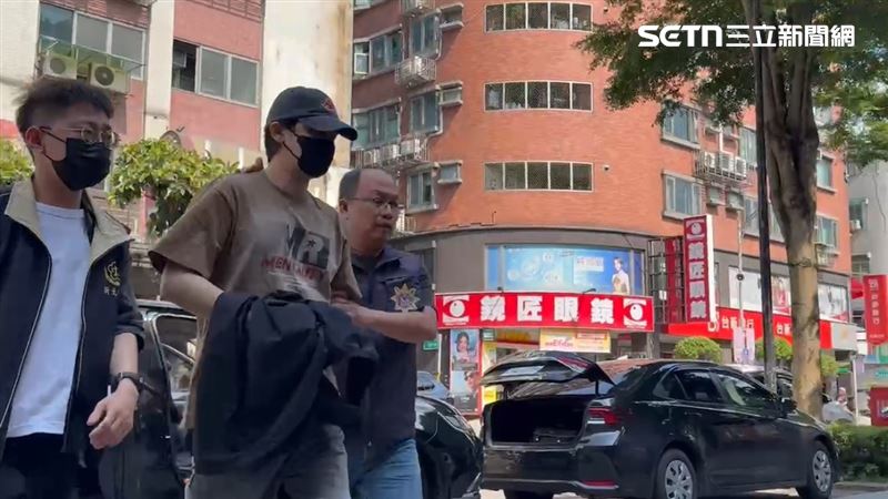 陳零九配合檢調，不發一語遭上銬。（圖／記者黃翎瑄攝）