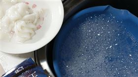 原PO清洗魷魚片冒出大量泡泡，讓他相當震驚。（圖／翻攝自「我愛全聯-好物老實説」臉書）