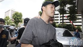 陳大天移送地檢署，拿下口罩面對媒體鏡頭，表情平靜。

