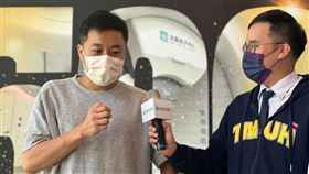 罹患罕見脊髓神經膠質瘤的病友高先生（左）分享他罹病後治療心路歷程。（圖／北醫附醫提供）