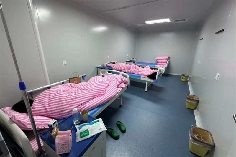 當執法人員抵達時,有9名女性正在床上接受或剛完成手術,其中包括供卵女子與代理孕母。(圖/翻攝自上官正義微博)