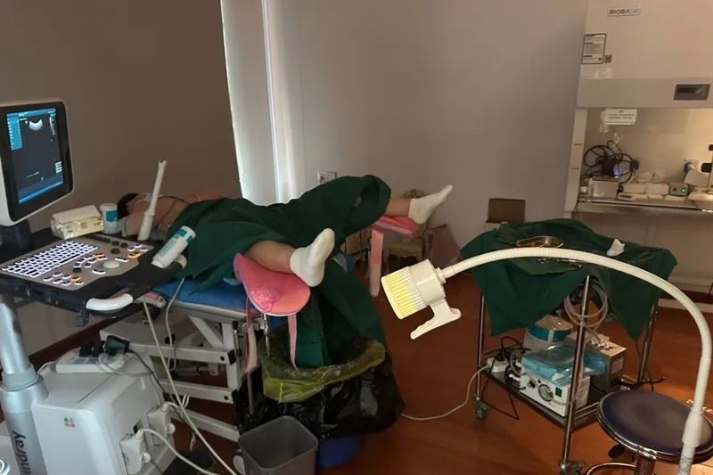 據了解,每天有4至10名女性透過無牌車輛被帶進別墅進行手術。(圖/翻攝自上官正義微博)