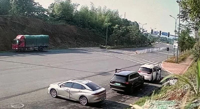 據了解,每天有4至10名女性透過無牌車輛被帶進別墅進行手術。(圖/翻攝自上官正義微博)