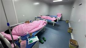 當執法人員抵達時，有9名女性正在床上接受或剛完成手術，其中包括供卵女子與代理孕母。（圖/翻攝自上官正義微博）