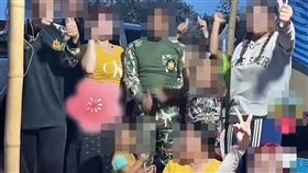 泰國碧差汶府一戶由11人組成的家庭，近日遭指控集體製作並販售色情影片。（圖／翻攝自รัฐบาลห่วยๆ V1 FB）