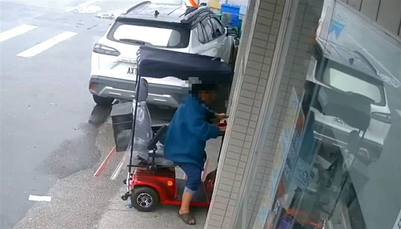 婦人騎代步車去購物，因操作失誤，不慎撞上超商的門。（圖／翻攝畫面）