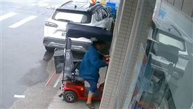 老婦電輔車誤撞超商電動門「卡死」 關警迅速應變與鎖匠助店內民眾脫困（圖／翻攝畫面）