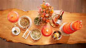 LE CREUSET攜手星級主廚打造法式饗宴，全球限量「流金火焰橘」於Seasons by olivier e.奢華上桌。（圖／品牌業者提供）