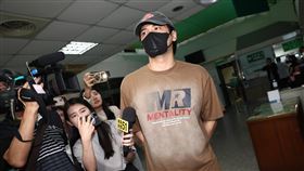 涉妨害兵役  陳零九30萬交保檢警擴大偵辦藝人涉妨害兵役案，14日下午將藝人陳零九（中）拘提到案，傍晚移送新北檢複訊，檢方訊後，諭令陳零九以新台幣30萬元交保。中央社記者王騰毅攝  114年5月14日