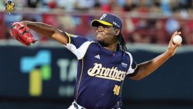 ▲中信兄弟德保拉拿下第70勝，追平風神的兄弟隊史最多勝洋投紀錄。（圖／中信兄弟提供）