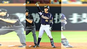 ▲中信兄弟江坤宇賽前接受平野惠一的「魔法」，單場敲出3安猛打賞。（圖／中信兄弟提供）