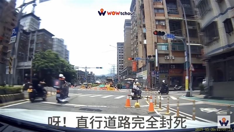 李㼈公布行車紀錄畫面，表示前方「施工中」才被迫左轉，並批評該騎士：「是職業挑釁的檢舉魔人。」（圖／翻攝自李㼈臉書）