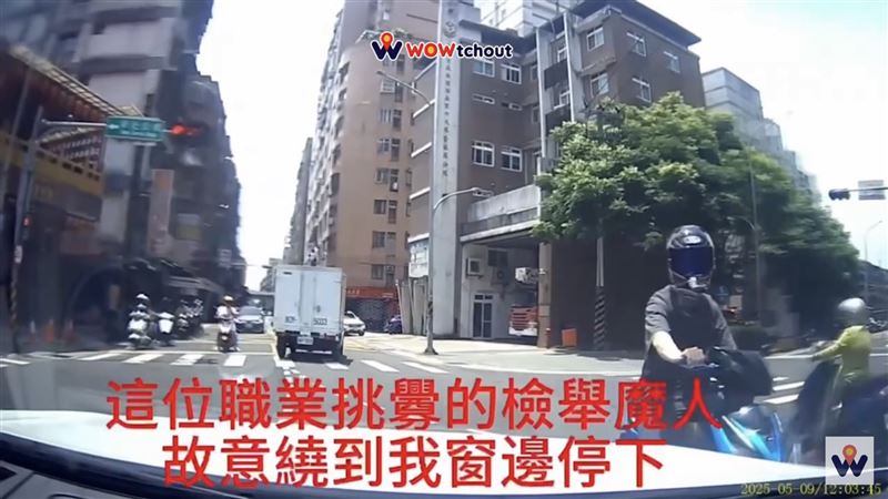李㼈公布行車紀錄畫面，表示前方「施工中」才被迫左轉，並批評該騎士：「是職業挑釁的檢舉魔人。」（圖／翻攝自李㼈臉書）