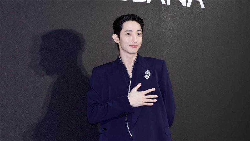 李洙赫首來台現身信義區遭包圍　鞠躬謝粉